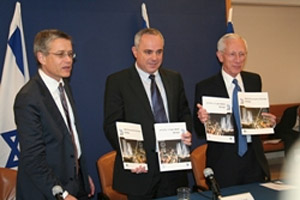  Peter Jarett (OECD) überreicht den Bericht an Finanzminister Yuval Steinitz und den Vorsitzenden der Bank of Israel, Stanley Fischer. (© Israeli Ministry of Finance)