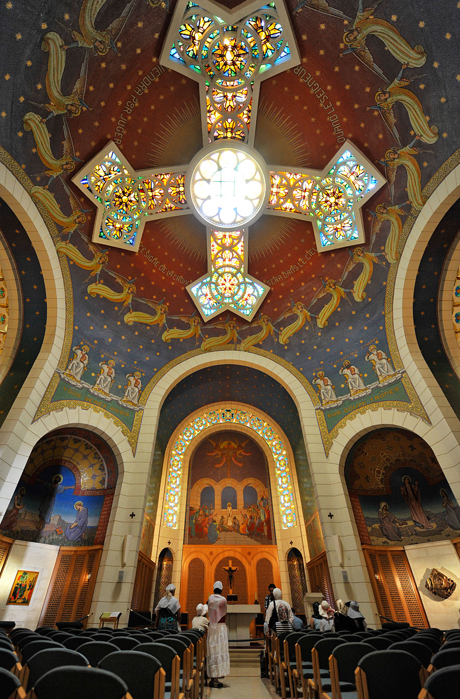 Der obere Kirchraum mit kreuzförmigem Fenster in der Kuppel