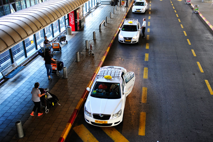Taxi-Stand am Flughafen Ben Gurion, Israel.