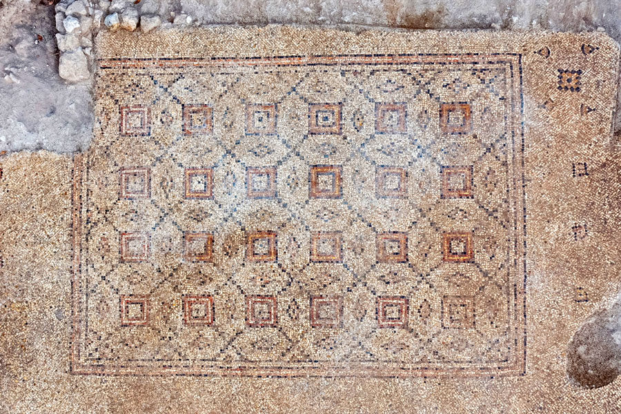 In Yavne freigelegter Mosaikboden
